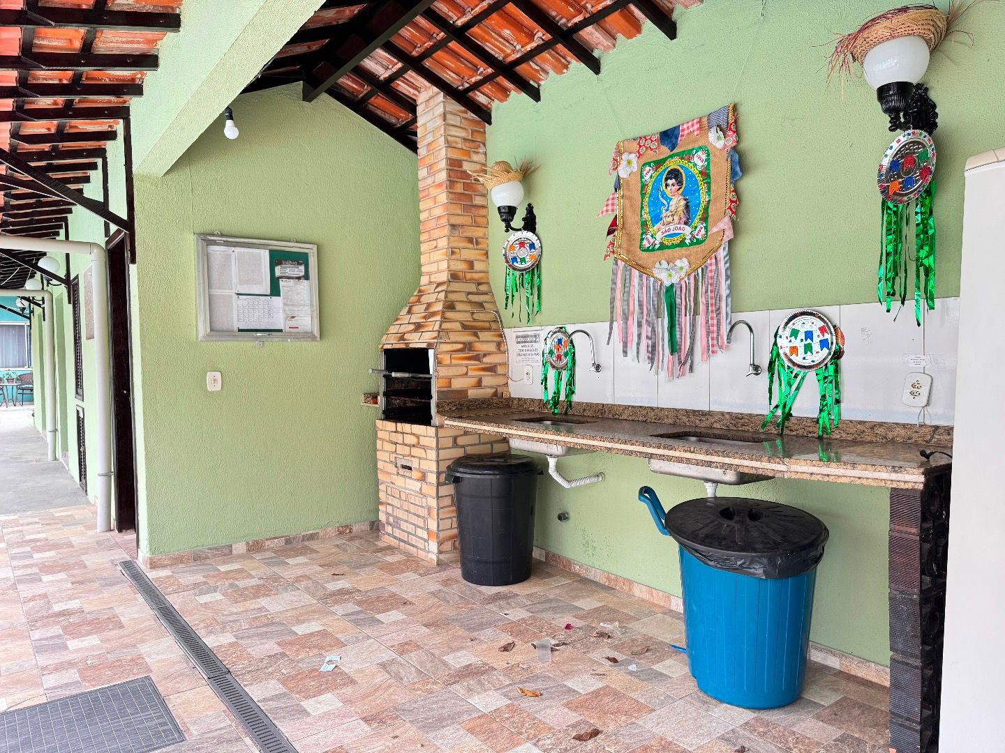  - Maravilhosa casa em condomínio triplex com área de lazer e piscina no Jardim Caiçara. Possui 3 quartos sendo 2 suítes. Financia.